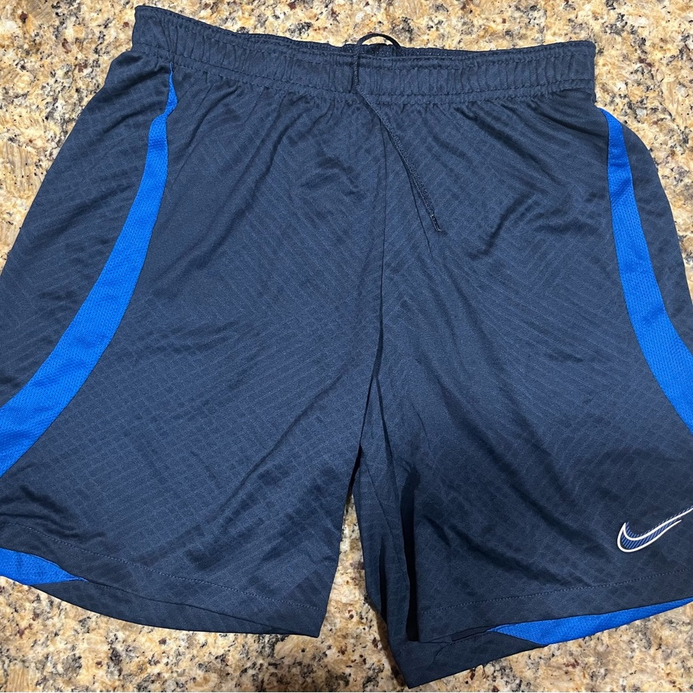 Nike slim fit Dri-Fit baskeball shorts size M